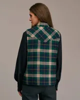 Chaqueta sin mangas acolchada con detalles western, con estampado a cuadros en tonos verdes, beige y azul marino. Presenta cuello mao, cierre frontal con botones y bolsillos de parche.