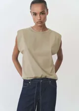 Camiseta sin mangas color tostado, con hombreras estructuradas y cuello redondo acanalado.