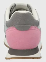 Zapatillas casuales de diseño contemporáneo, confeccionadas en una combinación de cuero y material textil. Presentan una base en tonos grises con detalles en rosa en el talón y suela dentada de goma en color marrón.
