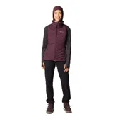 Chaleco acolchado de mujer Columbia, modelo Joy Peak II, en color bordó. Presenta diseño con costuras horizontales y diagonales, cierre frontal completo, cuello alto y bolsillos laterales con cierre. Incluye tecnología de aislamiento térmico y forro reflectante.