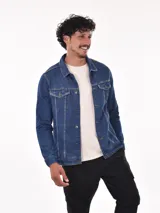 Campera de jean azul de hombre, con cuello camisero, cierre frontal de botones y bolsillos a la altura del pecho.