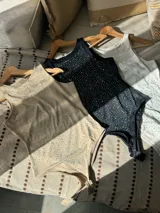 Body sin mangas color azul marino con apliques de strass o lentejuelas blancas distribuidas por toda la parte delantera.