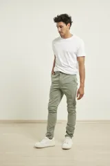 Pantalón de gabardina de corte recto y tiro medio, con bolsillos laterales y traseros, y cierre frontal con botón y cremallera.