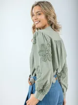 Camisa blanca de broderie con estilo boho y romántico, manga larga levemente abullonada.