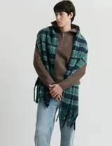Remera de punto inglés con cuello alto y medio cierre metálico. Presenta mangas largas y puños en punto canalé.
