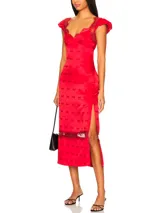 Vestido midi rojo con tejido jacquard de mariposas, escote pronunciado en V con ribete de encaje, mangas cortas con detalle de volado y una banda horizontal de encaje en la parte inferior de la falda.