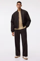 Remera de manga larga en punto waffle color beige, con cuello redondo y ribete acanalado en cuello y puños. Presenta un corte ajustado que realza la silueta.