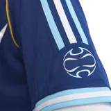 Camiseta de fútbol Adidas de la Selección Argentina, modelo visitante de la temporada 2006. Es de color azul marino con detalles en celeste y blanco, cuello redondo y el número 19 estampado en el frente. Incluye el logo de Adidas y el escudo de la AFA con dos estrellas.