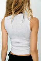 Musculosa de canalé gris claro melange, de corte ajustado, con cuello redondo y texto bordado en contraste en el pecho.