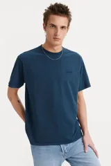 Remera Levi's de hombre color azul naval, de manga corta, cuello redondo y corte holgado. Presenta el logo de Levi's bordado en el pecho.
