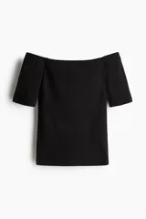 Top negro de punto acanalado, de corte ceñido, con escote off-the-shoulder y mangas cortas.