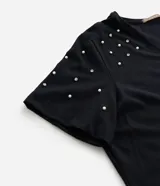 Blusa de algodón color blanco, con escote en V, manga corta y detalle de aplicación de strass en los hombros.