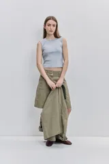 Musculosa gris melange de tejido acanalado, con cuello redondo y ajuste al cuerpo.