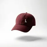 Gorra de béisbol de jean color bordó con bordado blanco en el frente. Presenta una estructura clásica de seis paneles con ojales de ventilación y visera curva.