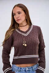 Sweater de punto trenzado color marrón chocolate, con cuello en V y detalles de rayas blancas en el cuello, puños y ruedo.