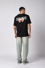 Remera negra de corte regular, manga corta y cuello redondo, con pequeño estampado frontal centrado con el texto 'VCP COLLECTION' y diseño de cerezas.
