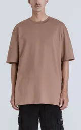 Remera de corte relajado con hombros caídos y silueta amplia, confeccionada en algodón premium.