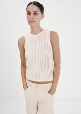 Top de punto de algodón, con diseño recto, cuello redondo y tirantes anchos.