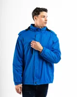 Campera de nylon color bordó con capucha y forro micropolar negro. Tiene cierre frontal, bolsillos laterales con cierre y un bolsillo vertical en el pecho con cierre.