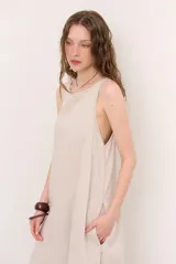 Vestido largo marrón, sin mangas, con escote redondo amplio y corte holgado.