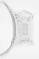 Minibolso compacto blanco de malla con asa de tejido, detalles en piel y charms metálicos. Presenta etiqueta logotipada BIMBA Y LOLA y cierre ajustable de cordón, con acabados metálicos.