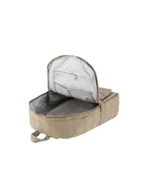 Mochila beige con diseño acolchado tipo quilting y costuras horizontales, compartimento principal con cierre y múltiples bolsillos internos.