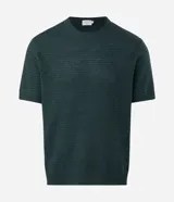 Remera de manga corta y cuello redondo, confeccionada en tejido de tricolina con textura acanalada. Presenta un diseño de corte clásico y ajuste cómodo.