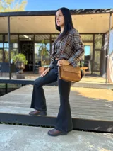 Botas cortas de cuero color marrón con suela track negra. Presentan dos correas ajustables con hebillas metálicas plateadas en el empeine y cierre lateral interno.