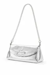 Cartera de hombro negra con acabado craquelado y correa de cadena plateada.