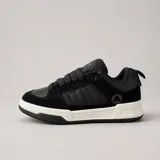 Zapatillas Airwalk modelo Giro Black, color negro con suela blanca y entresuela de goma texturizada, de estilo urbano con cordones gruesos.