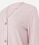 Conjunto de pijama de tres piezas compuesto por cárdigan abotonado, musculosa y pantalón de corte recto. Confeccionado en tejido de punto acanalado con textura melange.