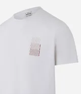 Remera deportiva blanca de poliéster con cuello redondo, mangas cortas y estampa geométrica en el pecho.