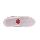 Championes de skate Circa modelo AL50 Slim, color gris con detalles en rojo y negro. Confeccionados en gamuza, cuentan con suela blanca vulcanizada con línea roja decorativa y cierre de cordones negros.