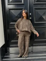 Buzo beige de lanilla, de corte holgado y mangas largas.