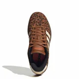 Championes urbanos Adidas modelo VL Court Bold con diseño de plataforma. Presentan un estampado animal print en tonos marrones, las icónicas tres bandas laterales en color crema y suela de goma marrón. Incluyen detalles en naranja en la lengüeta.