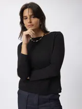 Remera de manga larga en color negro, con cuello redondo y corte recto, confeccionada en una mezcla de algodón y poliéster.