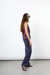 Pantalon de denim 100% algodon, calce amplio y estructura marcada, intervenido manualmente.