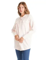 Sobrecamisa tejida de punto, marca Elie Tahari, en color rosa claro. Presenta cuello con solapa, cierre frontal con botones y dos bolsillos aplicados en el pecho.