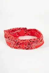 Vincha de pelo elástica con estampado tipo bandana en color rojo y detalles en negro y blanco.