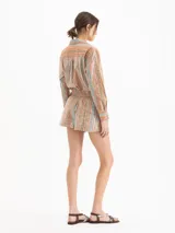 Short de algodón con diseño estampado a rayas verticales en tonos beige, rojo y celeste, decorado con lentejuelas transparentes.