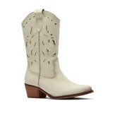 Bota texana de caña media color crema, con diseño calado en la caña que deja ver un fondo dorado. Presenta puntera ligeramente afinada, taco cuadrado de madera y costuras decorativas en el empeine.