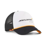 Gorra tipo trucker con frente blanco, paneles traseros de malla negra y visera negra. Presenta el logo de McLaren Racing estampado en el frente y un cordón decorativo naranja en la base de la corona.