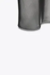 Falda midi de corte recto, color gris oscuro metalizado, confeccionada en tejido satinado con tiro alto y cintura elástica.