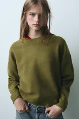 Jersey de punto de tacto suave, color azul eléctrico, con cuello redondo y manga larga. Presenta acabados en rib en cuello, puños y ruedo.
