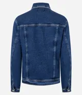 Campera trucker de jean azul oscuro, con cuello inglés, abotonado delantero, bolsillos con solapa y manga larga.