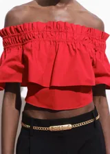Top crop rojo de algodón, con diseño palabra de honor, escote fruncido elástico y detalle de volante superpuesto en el pecho.