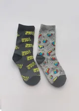 Pack de dos pares de medias de media caña con diseños temáticos de videojuegos. Un par es gris oscuro con la leyenda "Game Over" en amarillo, y el otro es gris claro con figuras geométricas de estilo retro en colores rojo, azul y amarillo.