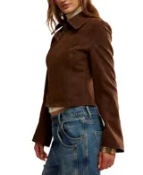 Chaqueta corta color marrón de gamuza vegana, con cuello clásico puntiagudo, cierre frontal y puños amplios.