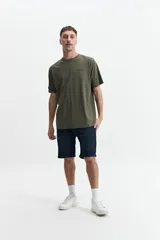 Bermuda de jean celeste, corte recto, con bolsillos delanteros y traseros, y presillas para cinturón.