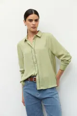 Camisa azul marino de manga larga con detalles de vainillas en puños y en el frente.